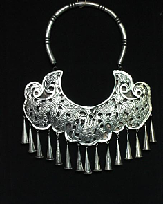 銀光璀璨，匠心獨運 苗族飾品的文化密碼與藝術(shù)魅力